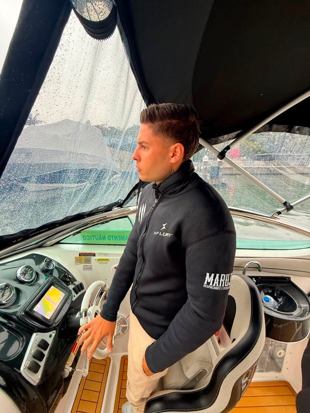 Aluna conduzindo embarcação com a Marujo