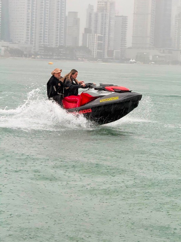 Jet ski em ação em frente à orla de Balneário Camboriú