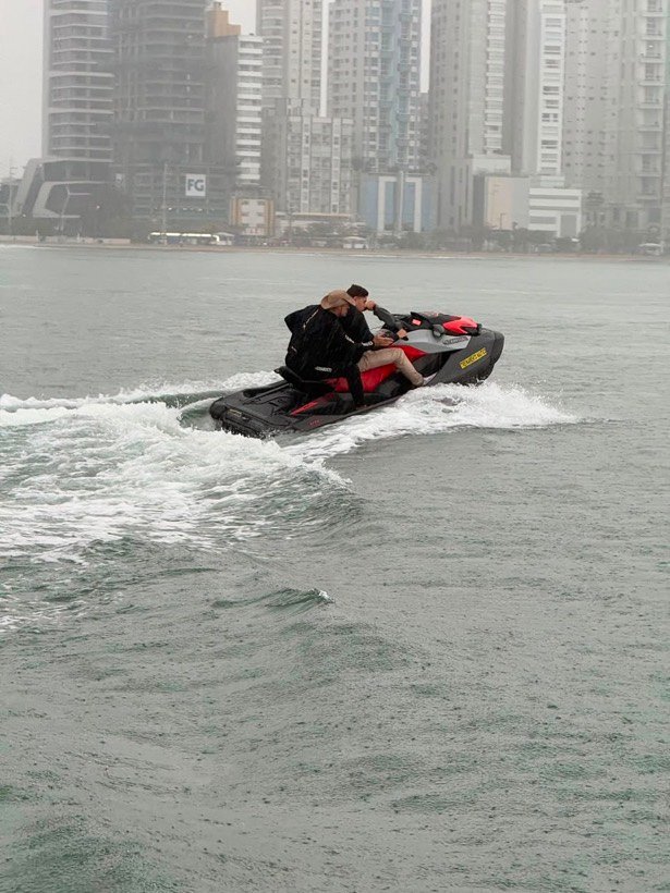 Jet ski em frente à praia de Balneário Camboriú