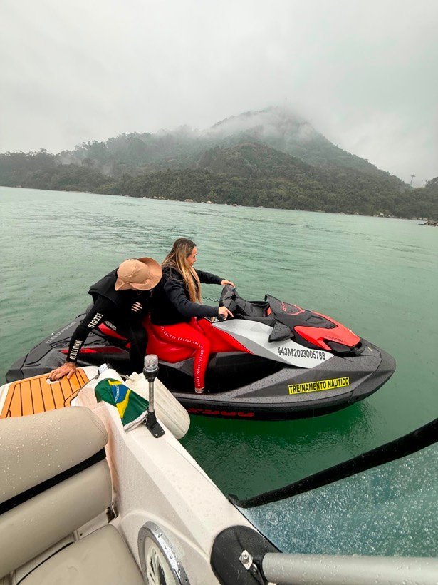 Jet ski em passeio pela costa