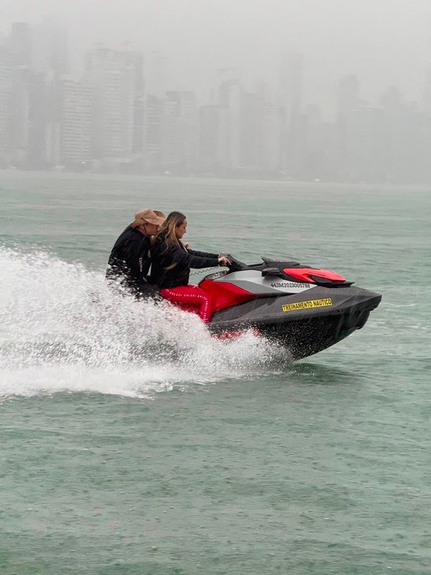 Jet ski cortando a água em alta velocidade